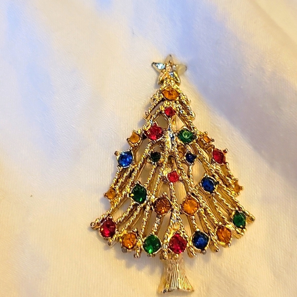 Goldtone Christmas Tree Pin/Brooch with Multi colored Rhinestones for Decoration